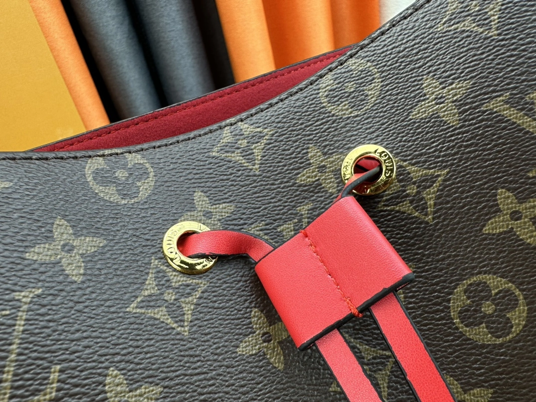Louis Vuitton AAA Quality Messenger Bags For Women EyeCatching 7670
