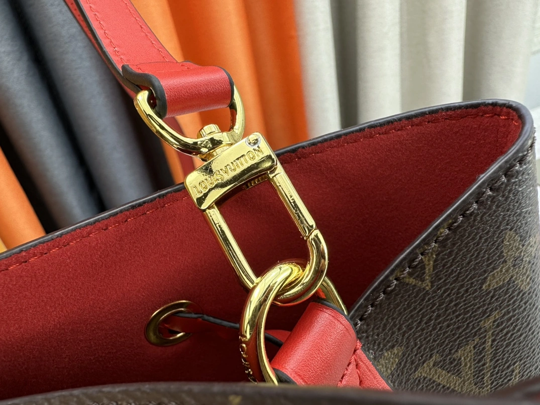 Louis Vuitton AAA Quality Messenger Bags For Women EyeCatching 7670