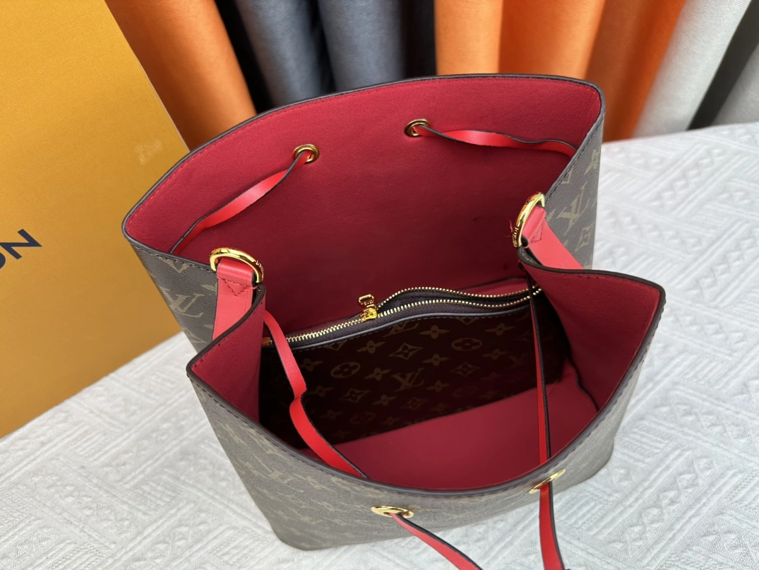 Louis Vuitton AAA Quality Messenger Bags For Women EyeCatching 7670