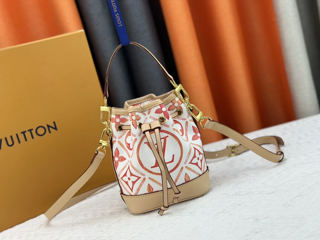 Louis Vuitton AAA Quality Messenger Bags For Women EyeCatching 908