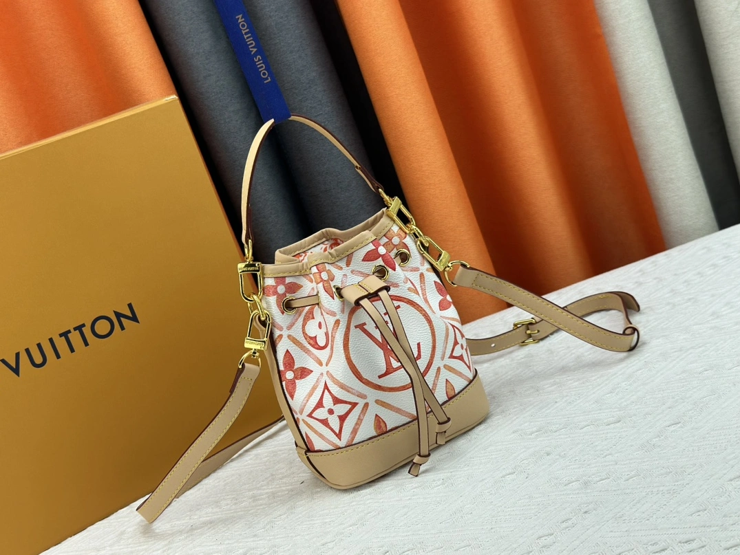 Louis Vuitton AAA Quality Messenger Bags For Women EyeCatching 908