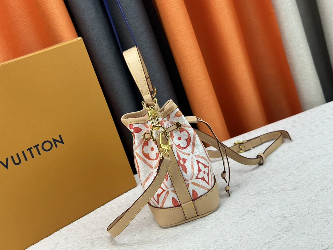Louis Vuitton AAA Quality Messenger Bags For Women EyeCatching 908