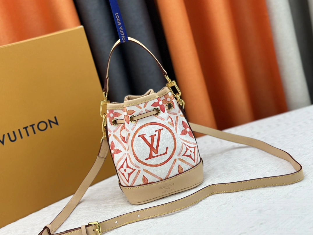 Louis Vuitton AAA Quality Messenger Bags For Women EyeCatching 908