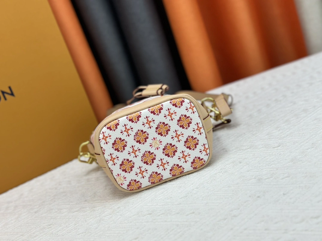 Louis Vuitton AAA Quality Messenger Bags For Women EyeCatching 908