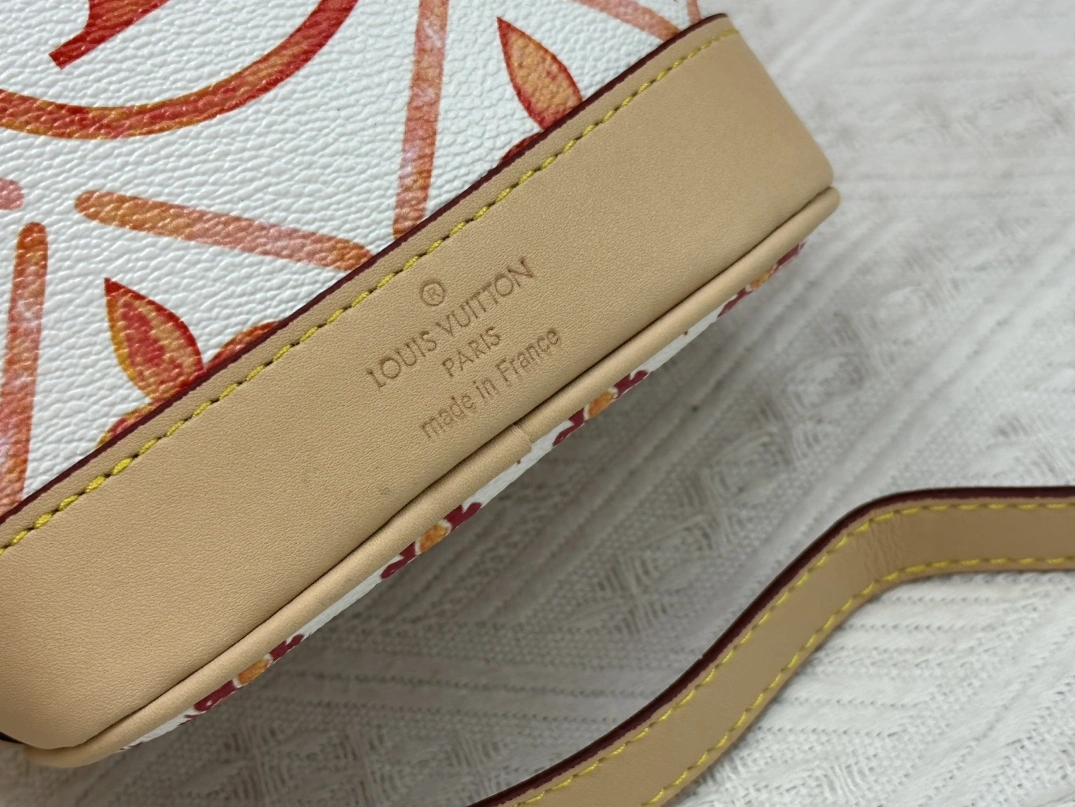 Louis Vuitton AAA Quality Messenger Bags For Women EyeCatching 908