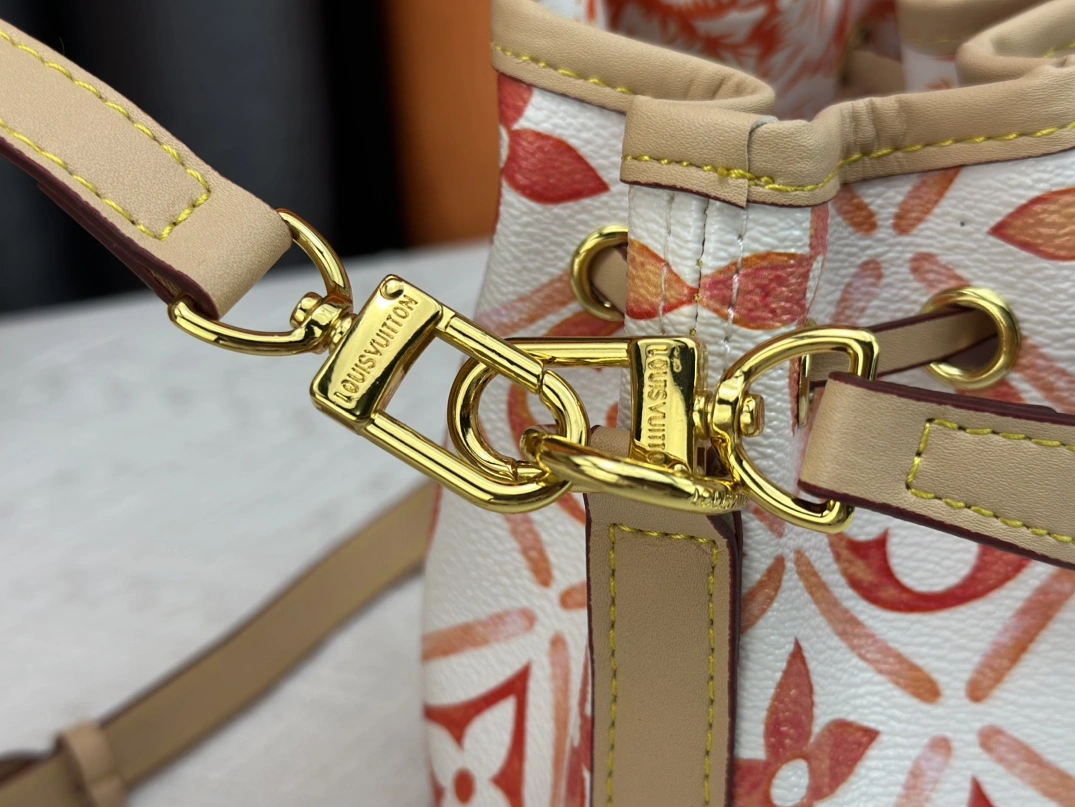 Louis Vuitton AAA Quality Messenger Bags For Women EyeCatching 908