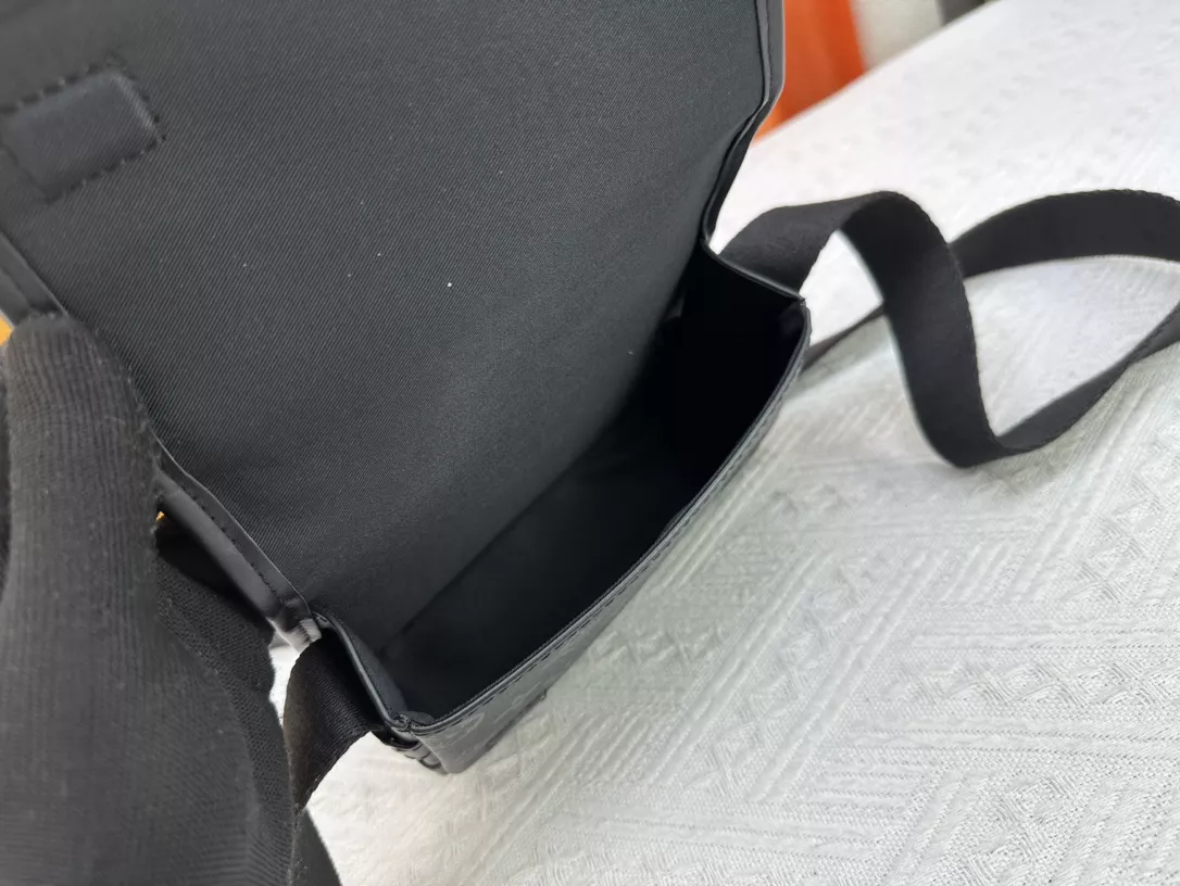 Louis Vuitton AAA Quality Messenger Bags For Women Flexible 6973