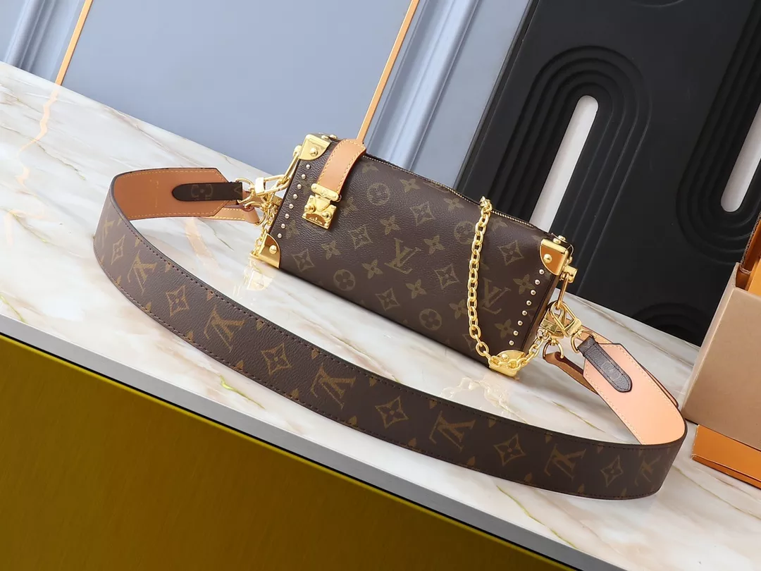 Louis Vuitton AAA Quality Messenger Bags For Women Flexible 862