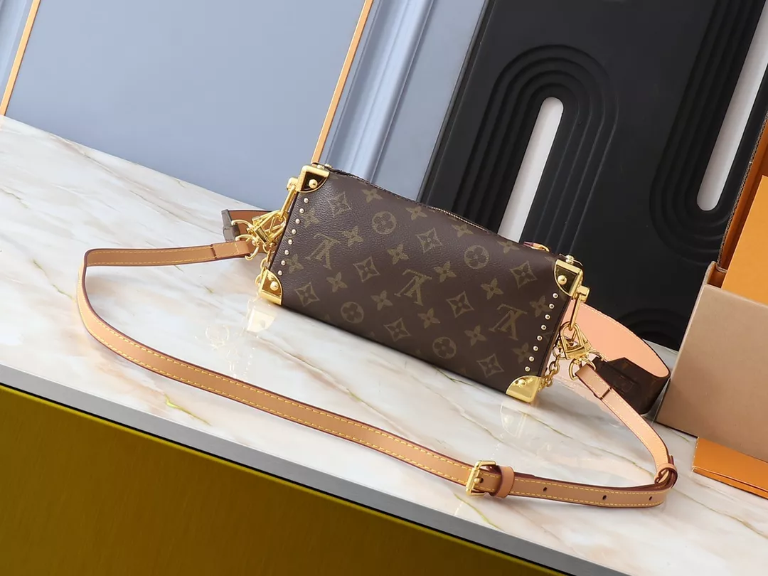 Louis Vuitton AAA Quality Messenger Bags For Women Flexible 862