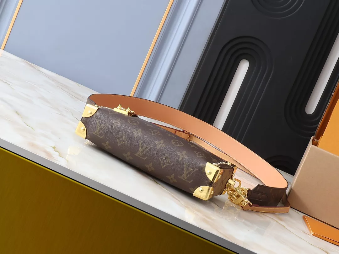 Louis Vuitton AAA Quality Messenger Bags For Women Flexible 862