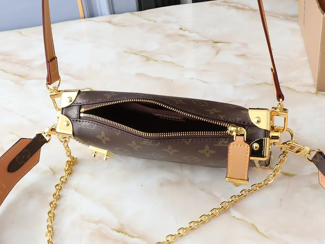 Louis Vuitton AAA Quality Messenger Bags For Women Flexible 862
