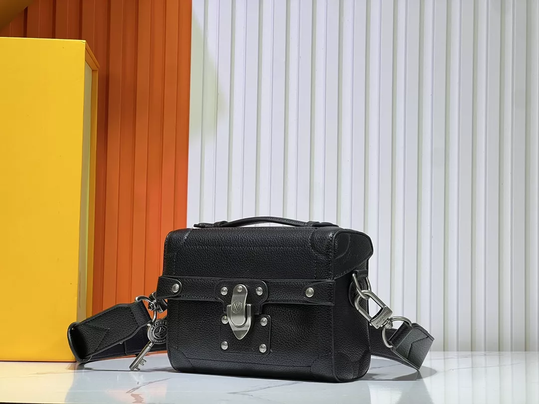 Louis Vuitton AAA Quality Messenger Bags For Women GoAnywhere 7970