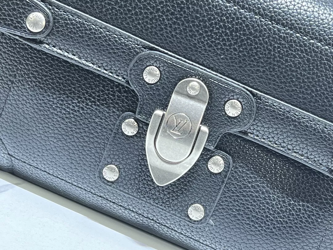 Louis Vuitton AAA Quality Messenger Bags For Women GoAnywhere 7970