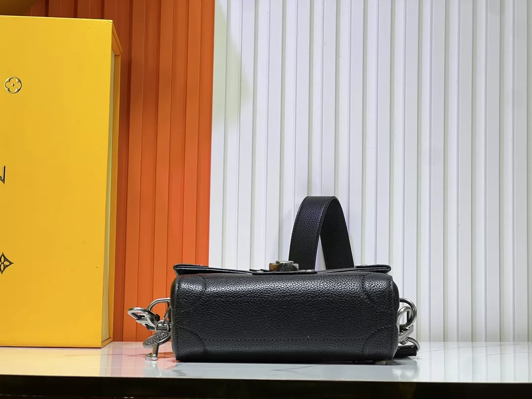 Louis Vuitton AAA Quality Messenger Bags For Women GoAnywhere 7970
