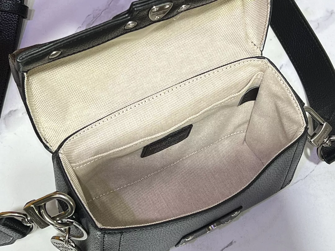 Louis Vuitton AAA Quality Messenger Bags For Women GoAnywhere 7970