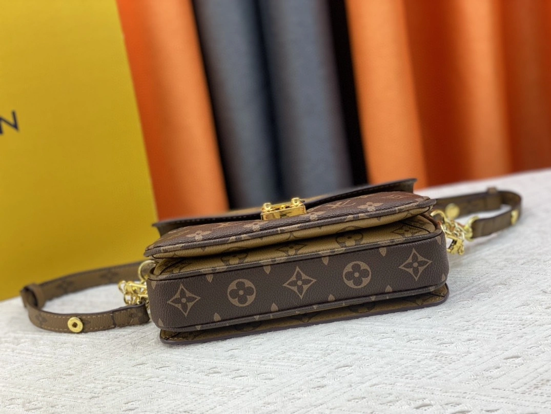 Louis Vuitton AAA Quality Messenger Bags For Women GoodFit 6689