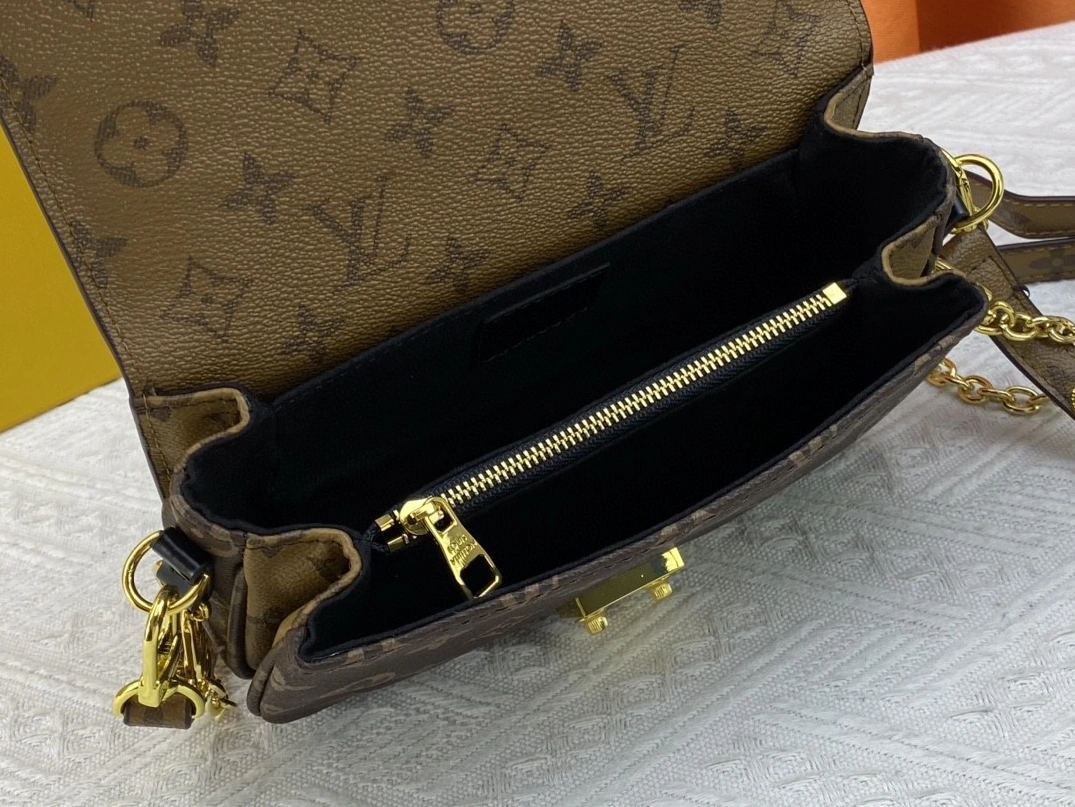 Louis Vuitton AAA Quality Messenger Bags For Women GoodFit 6689