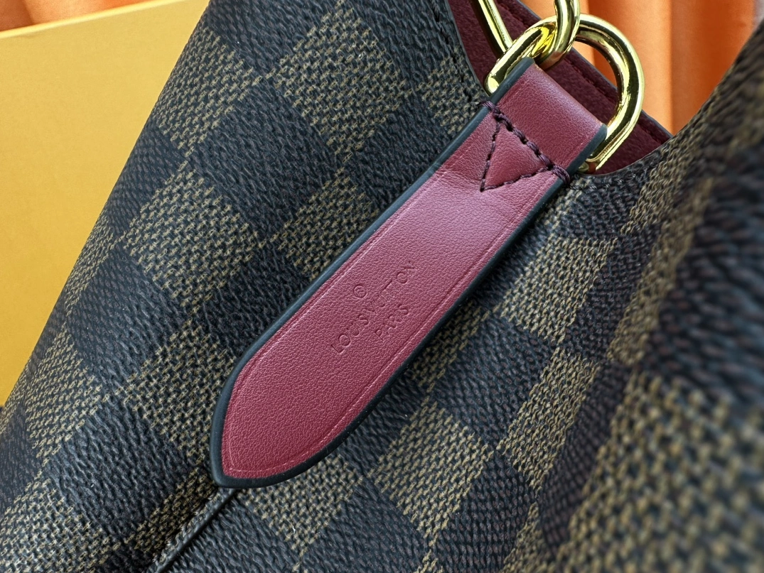 Louis Vuitton AAA Quality Messenger Bags For Women GoodFit 8470