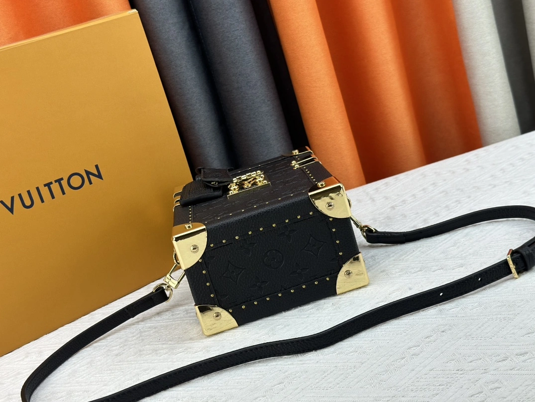 Louis Vuitton AAA Quality Messenger Bags For Women GoodFit 9144
