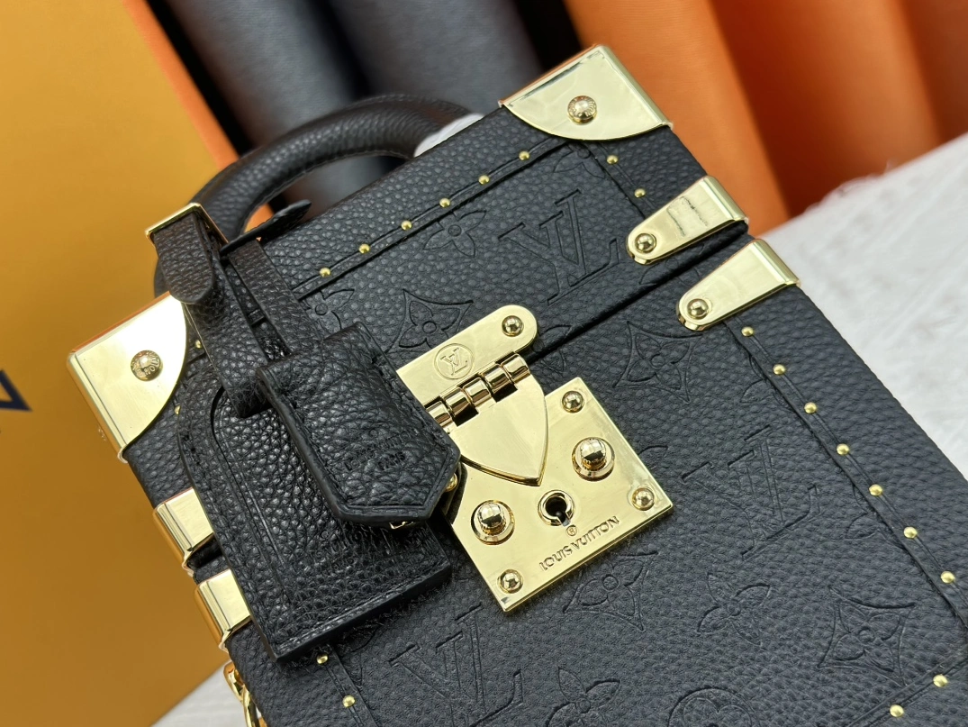 Louis Vuitton AAA Quality Messenger Bags For Women GoodFit 9144