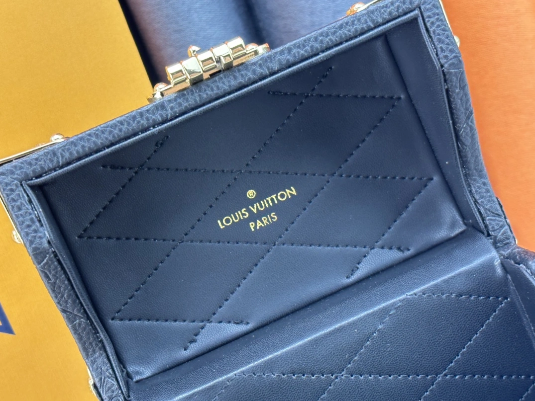 Louis Vuitton AAA Quality Messenger Bags For Women GoodFit 9144