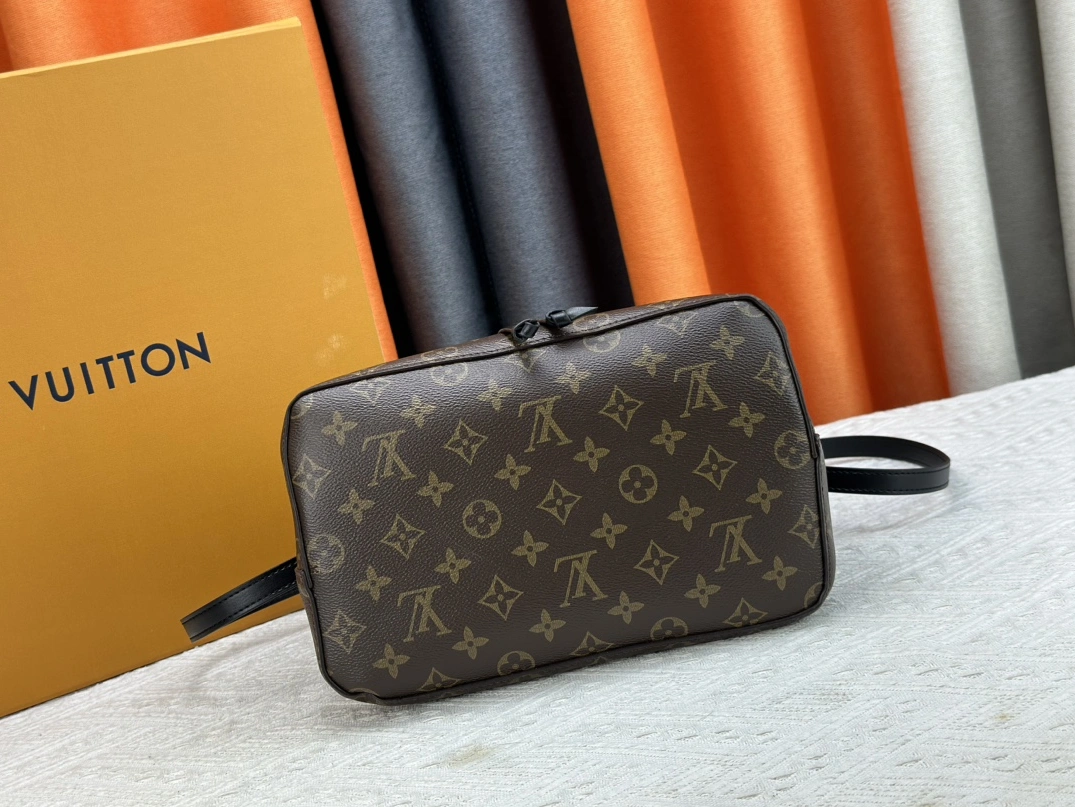 Louis Vuitton AAA Quality Messenger Bags For Women HighQuality 797