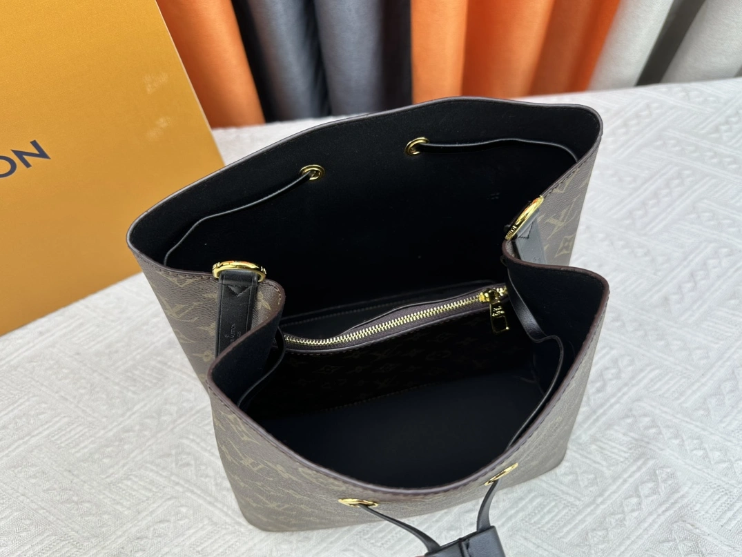 Louis Vuitton AAA Quality Messenger Bags For Women HighQuality 797