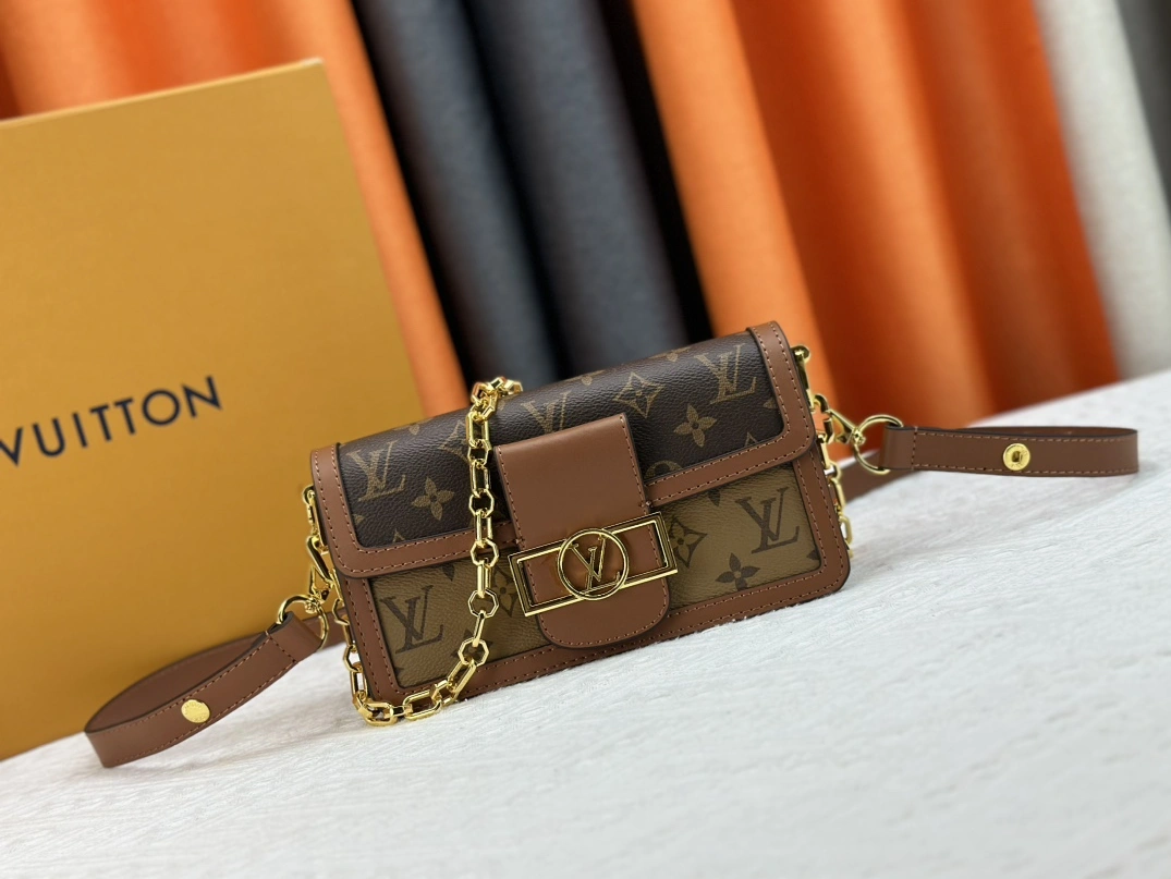 Louis Vuitton AAA Quality Messenger Bags For Women HighQuality 8200