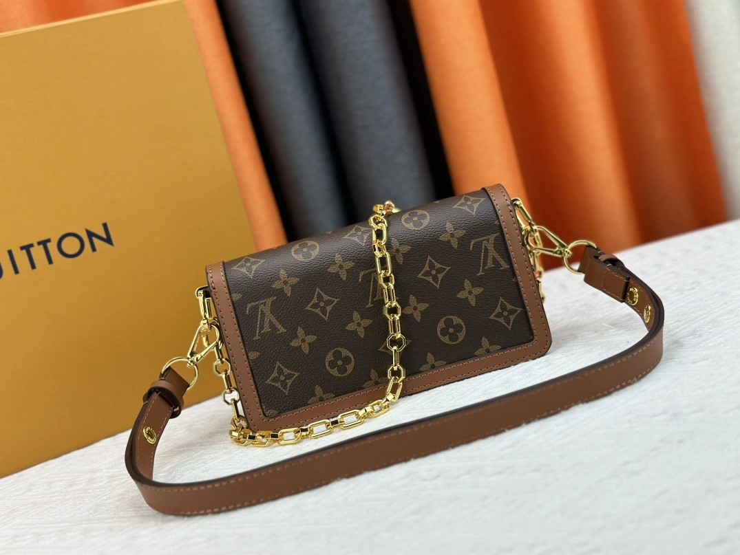 Louis Vuitton AAA Quality Messenger Bags For Women HighQuality 8200