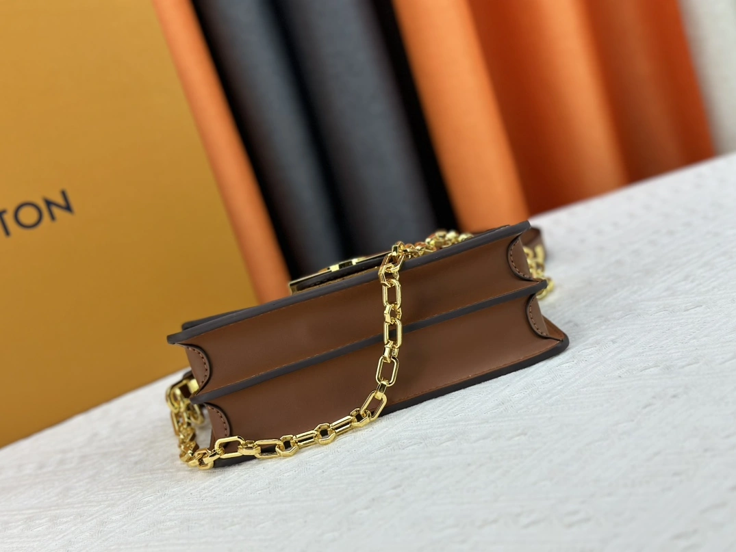 Louis Vuitton AAA Quality Messenger Bags For Women HighQuality 8200