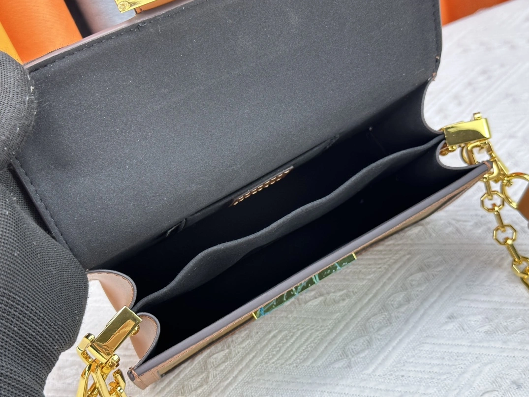 Louis Vuitton AAA Quality Messenger Bags For Women HighQuality 8200