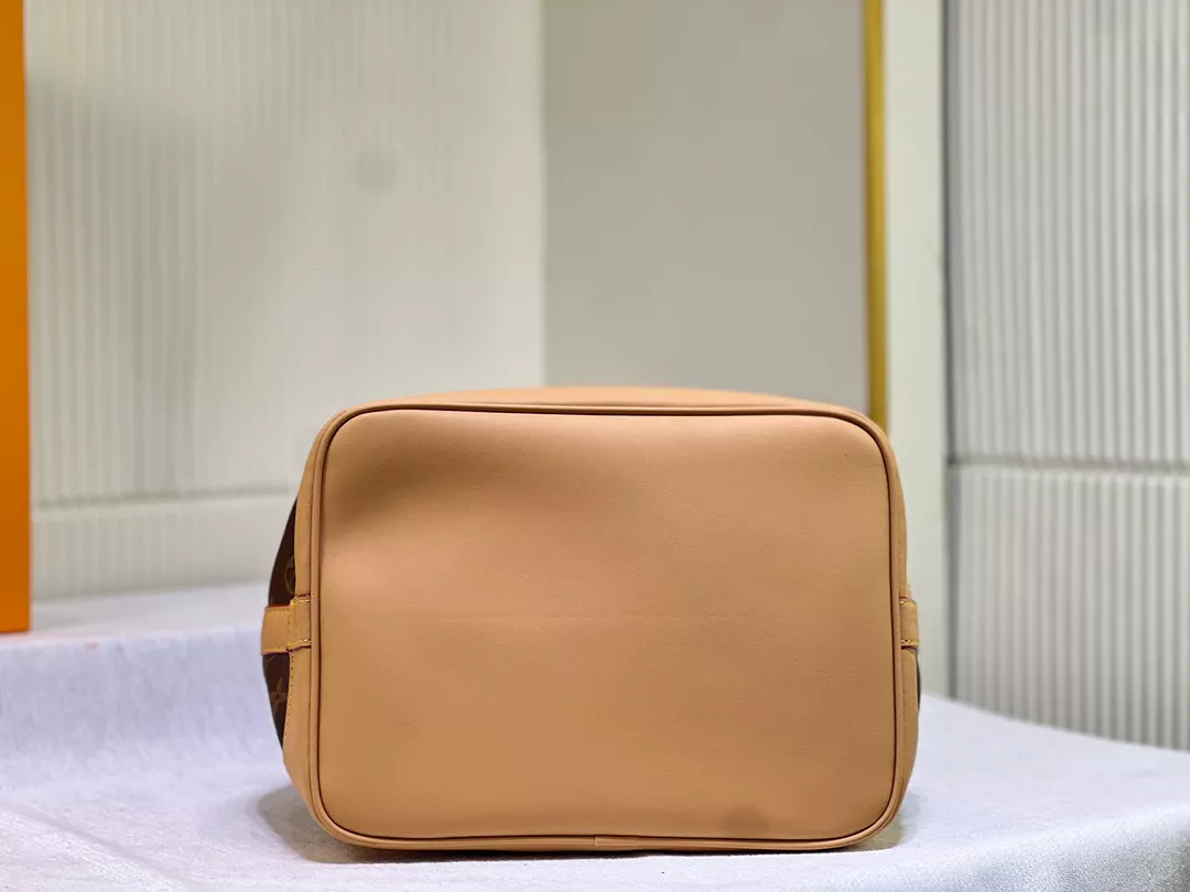 Louis Vuitton AAA Quality Messenger Bags For Women Lightweight 6060
