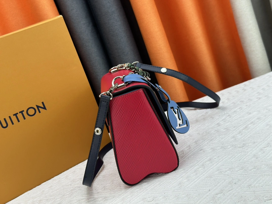 Louis Vuitton AAA Quality Messenger Bags For Women Lightweight 6062