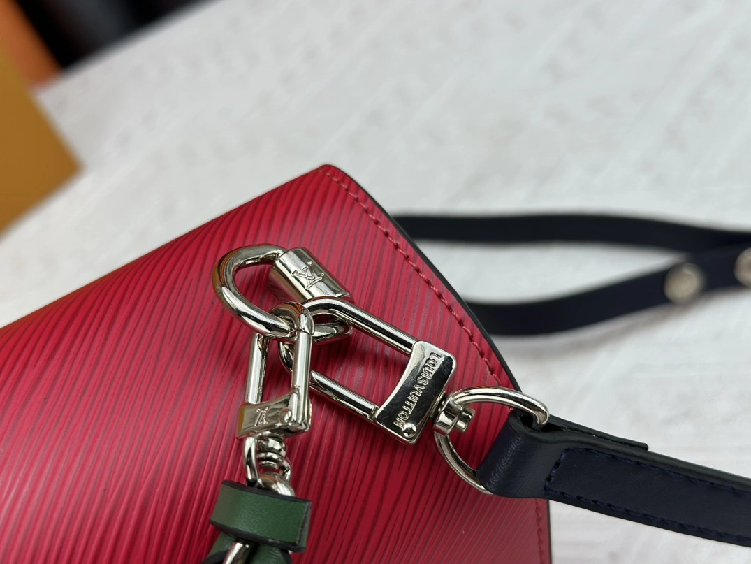 Louis Vuitton AAA Quality Messenger Bags For Women Lightweight 6062