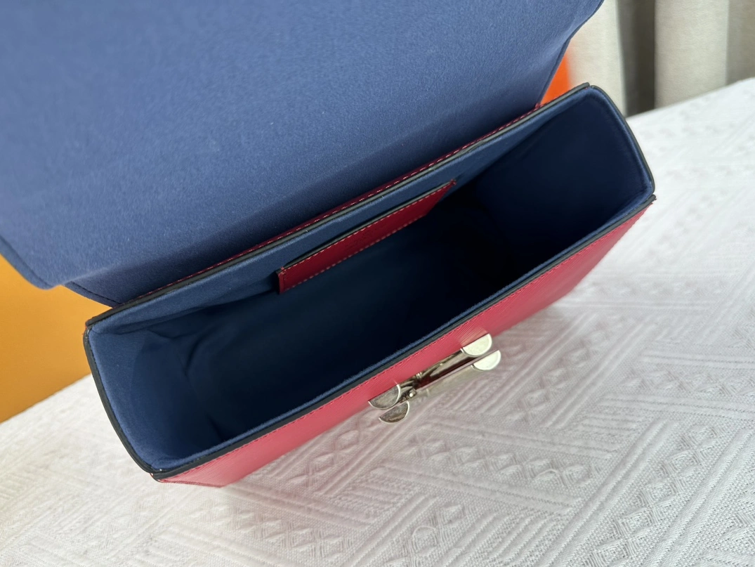 Louis Vuitton AAA Quality Messenger Bags For Women Lightweight 6062