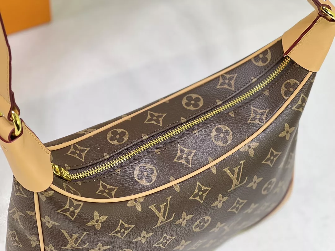 Louis Vuitton AAA Quality Messenger Bags For Women Minimalist 8530