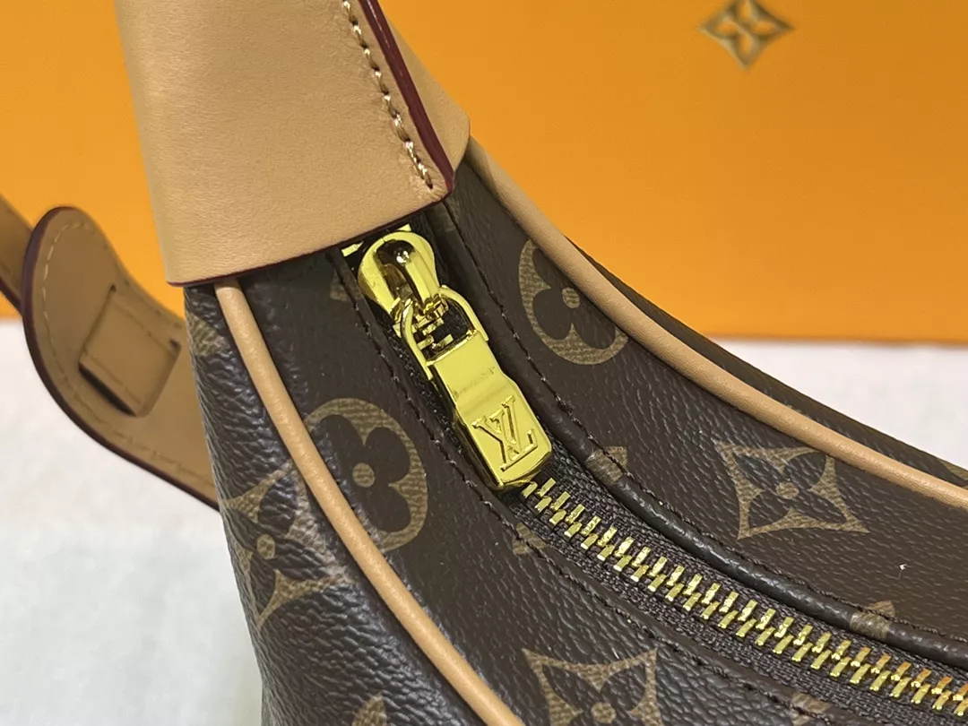 Louis Vuitton AAA Quality Messenger Bags For Women Minimalist 8530