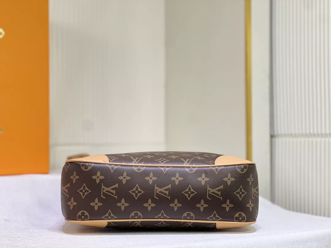 Louis Vuitton AAA Quality Messenger Bags For Women Minimalist 8530