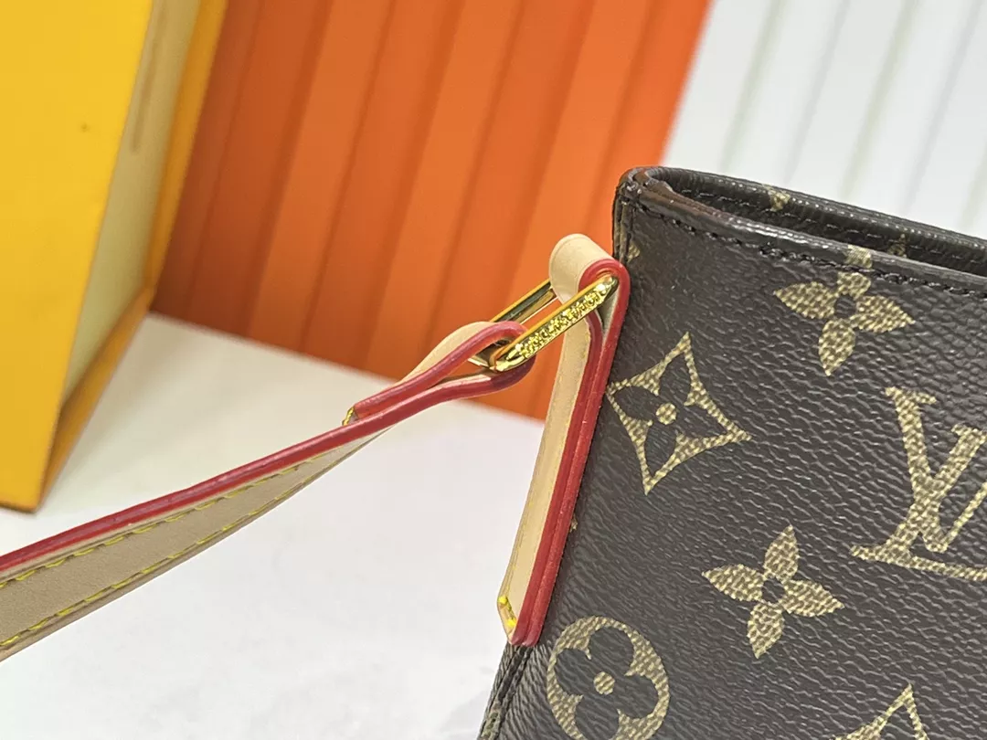 Louis Vuitton AAA Quality Messenger Bags For Women Modern 878