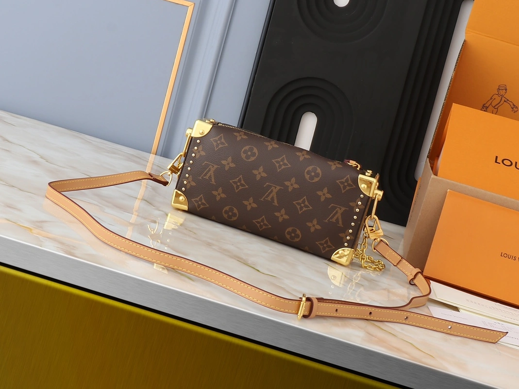 Louis Vuitton AAA Quality Messenger Bags For Women Modern 8818