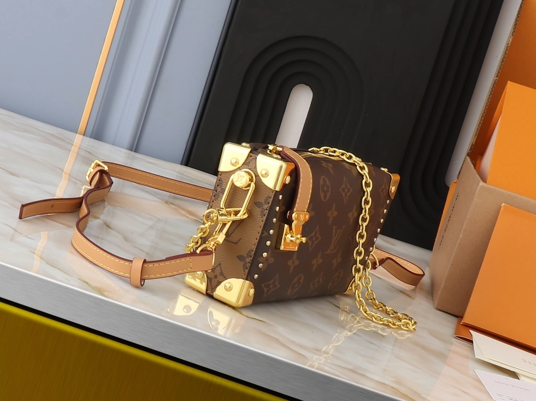 Louis Vuitton AAA Quality Messenger Bags For Women Modern 8818