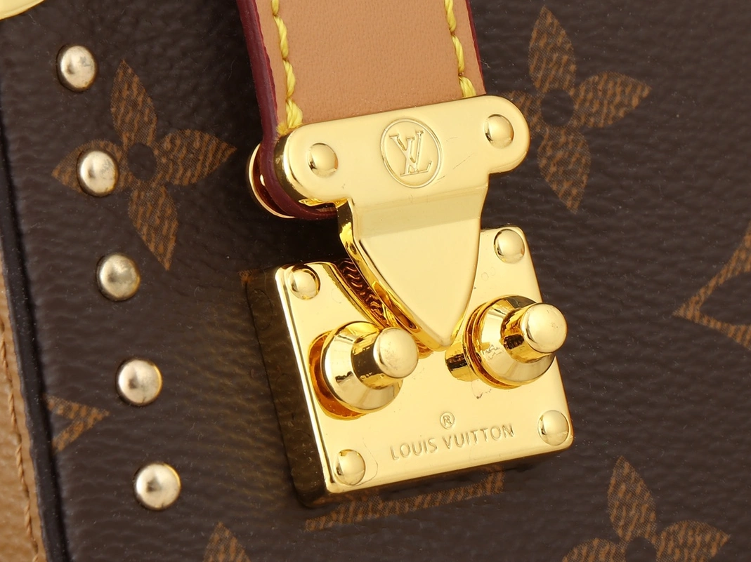 Louis Vuitton AAA Quality Messenger Bags For Women Modern 8818