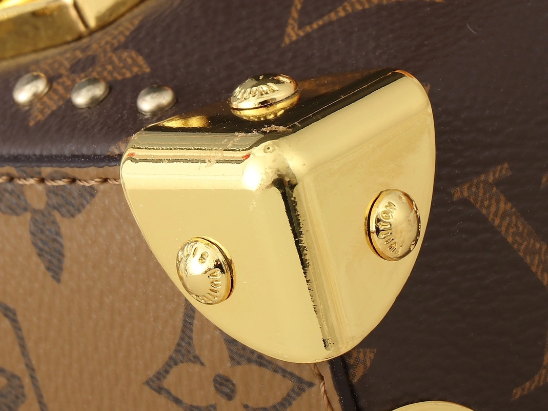 Louis Vuitton AAA Quality Messenger Bags For Women Modern 8818