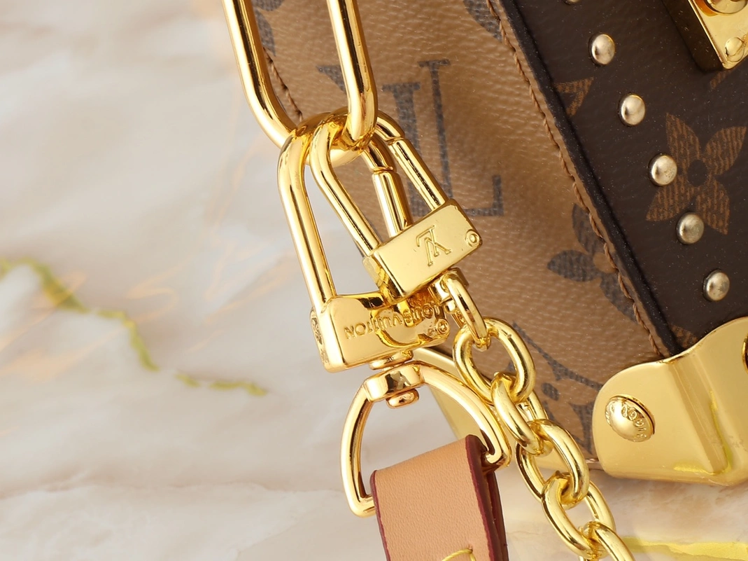 Louis Vuitton AAA Quality Messenger Bags For Women Modern 8818
