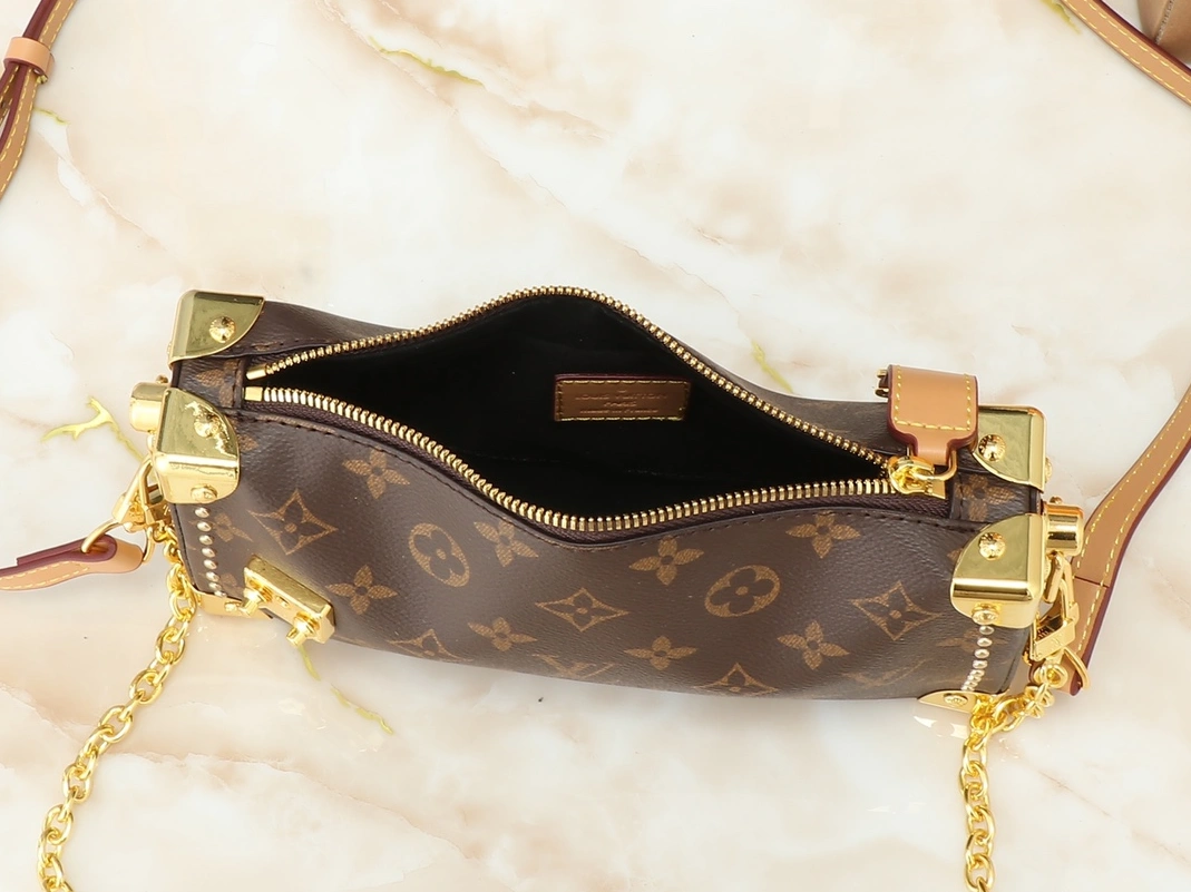 Louis Vuitton AAA Quality Messenger Bags For Women Modern 8818