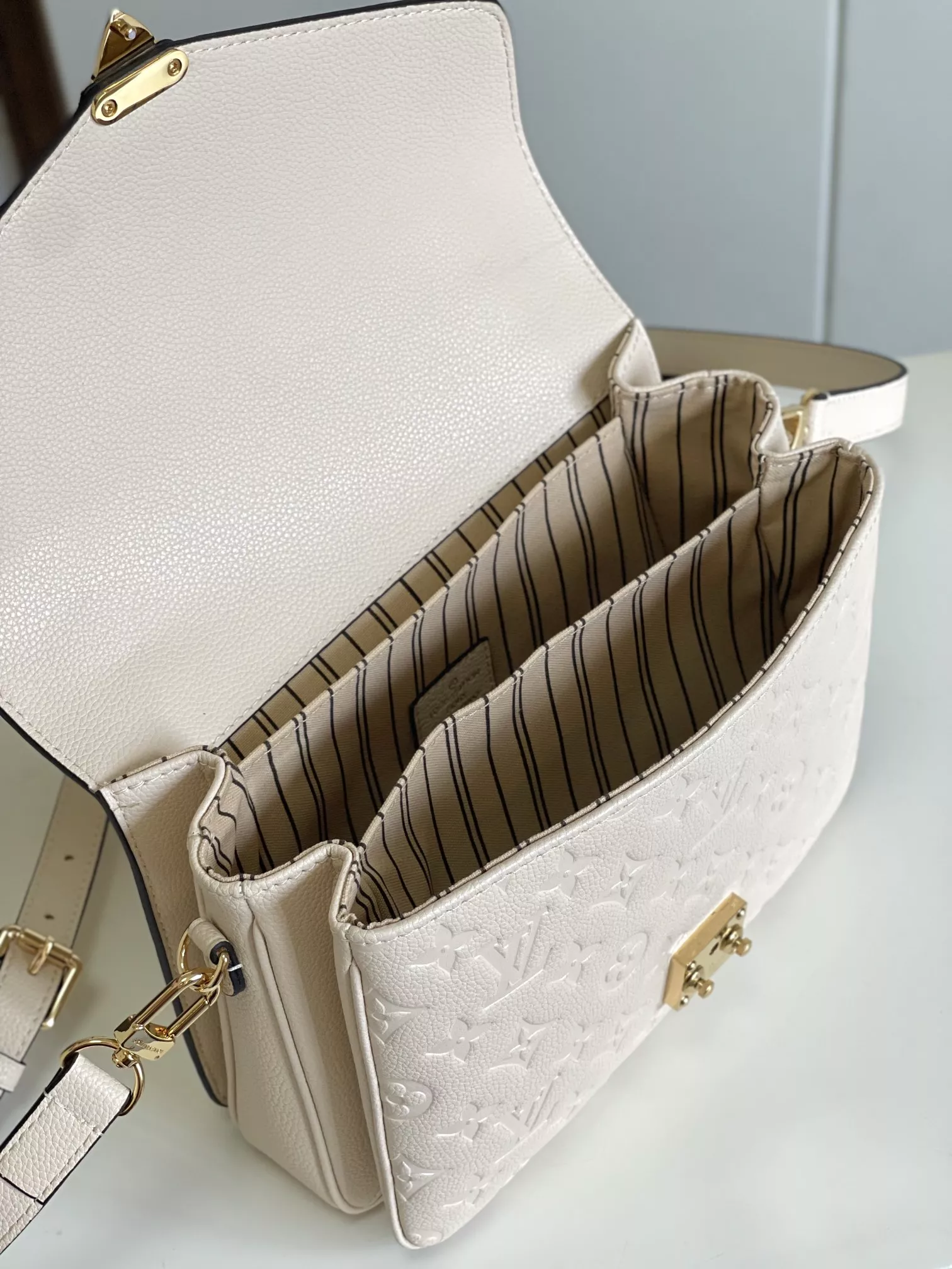 Louis Vuitton AAA Quality Messenger Bags For Women Modern 9088