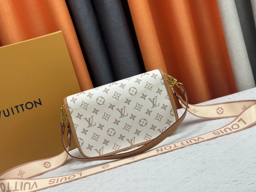 Louis Vuitton AAA Quality Messenger Bags For Women ModernLook 4190