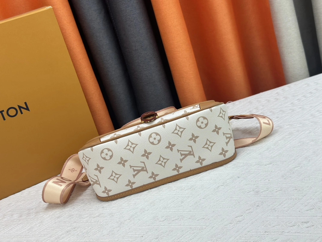 Louis Vuitton AAA Quality Messenger Bags For Women ModernLook 4190