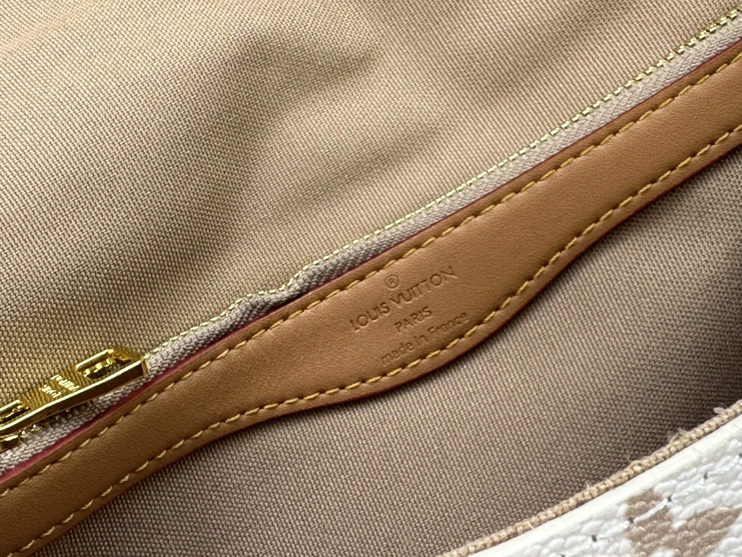Louis Vuitton AAA Quality Messenger Bags For Women ModernLook 4190