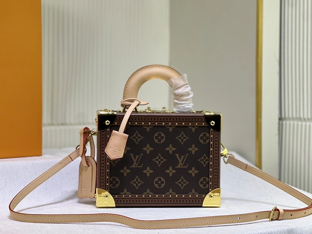 Louis Vuitton AAA Quality Messenger Bags For Women NewStyle 6372